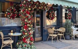 Χριστουγεννιάτικη Μουσική για Επιχειρήσεις 1 Χριστουγεννιάτικο καφέ με festive διακόσμηση, γιρλάντες και ζεστή ατμόσφαιρα, ιδανικό για επαγγελματικό χώρο με Christmas music